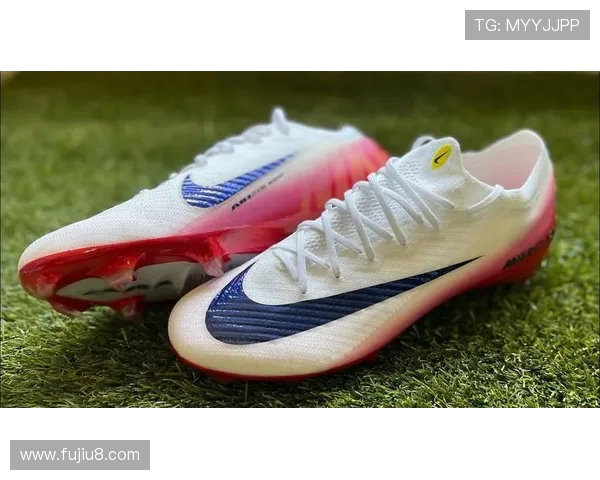 刺客15耐用型足球鞋设计解析适合不同场地提升球员表现